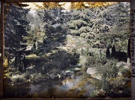 Image représentant Pièce d'eau et chemin du " sanctuaire japonais " traversant une rocaille, non loin de la façade de temple