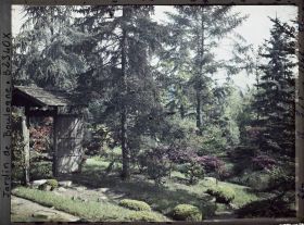 Image représentant Porte et paysage du " village japonais " en limite du " sanctuaire japonais "