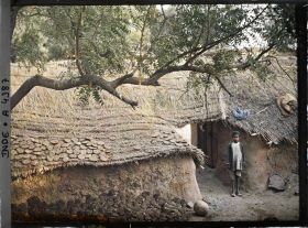 Image représentant L'entrée d'une maison, vue de la cour intérieure
