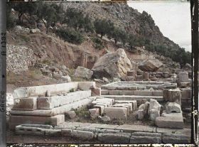 Image représentant Sanctuaire de Marmaria. A droite du Tholos, le Trésor Ionique de Marseille (au premier plan), puis un autre Trésor (Dorique)