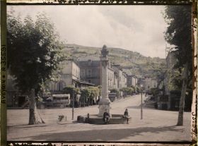 Image représentant La place de la République et la route de Rieupeyroux (actuelle avenue Raymond Saint-Gilles)