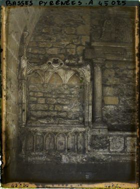 Image représentant France, Bayonne, Le Cloître de la Cathédrale, Tombeau ancien (autre)