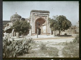 Image représentant La Porte Est de la mosquée de Maham Anga, communément appelée Khairul Manzil