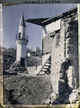 Image représentant Une maison en ruines et un petit minaret