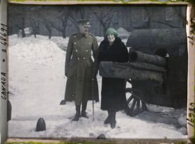 Image représentant M. Georges Vanier et son épouse Pauline devant la citadelle de Québec