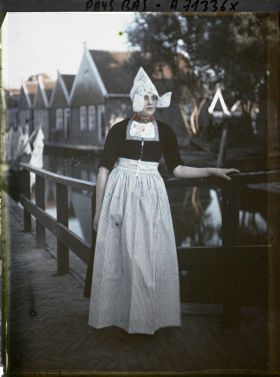 Image représentant Jeune fille au bord d'un canal