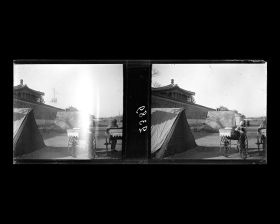Image représentant Deux pousse devant un campement militaire installé sur Jingshan houdajie ("avenue Derrière la Montagne de Contemplation")
