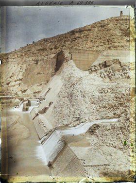 Image représentant Barrage de l'Habra, la brèche dans le mur du barrage, vue de l'aval, du côté de la rive droite