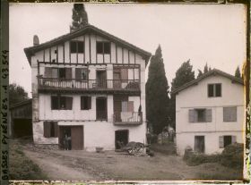 Image représentant France, Ustaritz, Maison basque et entrée du Cimetière d'Ustaritz