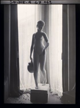 Image représentant L'Exposition des arts décoratifs, bureau du Pavillon Ruhlmann, statue de Joseph Bernard