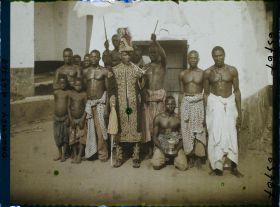 Image représentant Le roi Tôli fumant la pipe et ses dignitaires