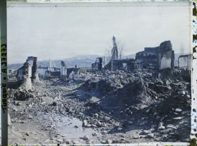 Image représentant Ruines dans une rue incendiée ("rue Suk-Kuyu")