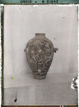 Image représentant Musée archéologique - Amphore à anses ornée de motifs (spirales...) peints en noir et blanc en style de Kamarès et provenant de Phaïstos