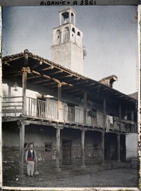 Image représentant L'auberge (han) de Jean Brunhes et Auguste léon et la Tour de l'Horloge (Kulla e Sahatit)