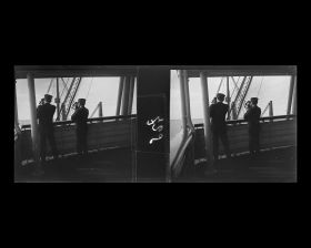 Image représentant Officiers de bord effectuant des mesures de positionnement du bâtiment au moyen d'un sextant