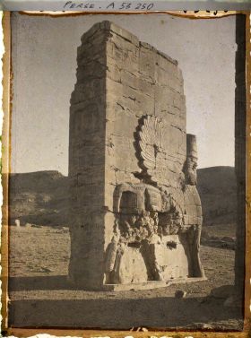 Image représentant Pilier est de la porte de Xerxès ou porte de toutes les Nations