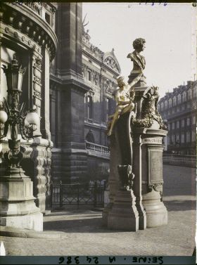 Image représentant Le monument à la mémoire de Charles Garnier, en contrebas de la rampe devant l'Opéra place Charles-Garnier