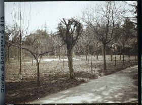 Image représentant Partie ouest du verger-roseraie labourée, vue près de la dépendance, en direction du jardin japonais