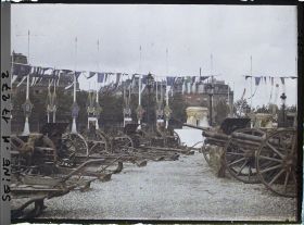 Image représentant La place de l'Etoile décorée pour les fêtes de la Victoire des 13 et 14 juillet