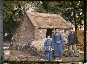 Image représentant Des paysans devant une habitation