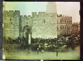 Image représentant Foule attendant l'arrivée du cardinal Dubois près de la porte de Jaffa