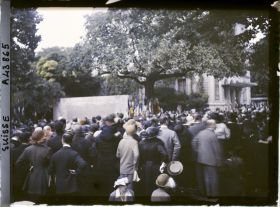 Image représentant Cinquième assemblée annuelle de la Société des Nations (SDN) à Genève. Inauguration du monument aux morts dans le jardin du consulat de France, rue Sénebier