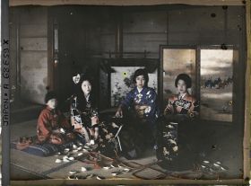 Image représentant Résidence de la famille Kitashirakawa (intérieur), les trois jeunes princesses Kitashirakawa - Mineko, Sawako et Taeko - et leur cousine, la princesse Takeda Ayako (au centre)
