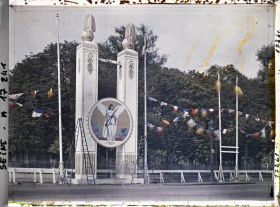 Image représentant Pylône sur l'avenue des Champs-Elysées décorés pour les fêtes de la Victoire des 13 et 14 juillet