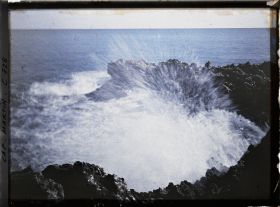 Image représentant Face à l'horizon, vagues se brisant sur les rochers