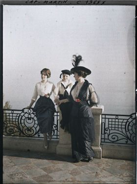 Image représentant La baronne Bertha von Schoen, sa fille Marie-Yvonne et son neveu Friedwil von Seckendorff-Aberdar sur la terrasse de la villa Kahn