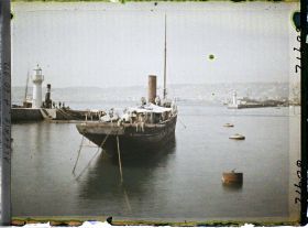 Image représentant Un bateau à l'entrée du port