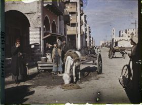 Image représentant Un vendeur d'eau remplissant ses outres à la fontaine