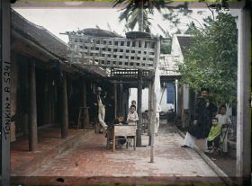 Image représentant Des enfants et des hommes dans la cour d'une maison aisée