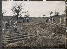 Image représentant France, Craonelle, L'ensemble du Cimetière avec poilus et boches