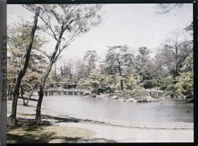 Image représentant Le palais impérial Sento (Sento-gosho) : le bassin sud et la plage de galets