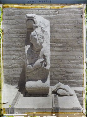 Image représentant Au musée, statue parthe provenant des fouilles du site d'Hatra (II ou IIIe siècle après J.-C.)