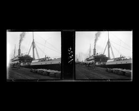Image représentant Grosser-Hafen, actuel Dagang ("Grand Port"), le vapeur Staatssekretär Kraëtke de la compagnie allemande Hamburg-Amerika Linie, à quai.