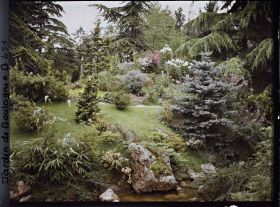 Image représentant Cours d'eau et butte fleurie du " sanctuaire japonais " dans un paysage arboré voilant le sôrintô
