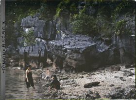 Image représentant Deux jeunes filles devant la Grotte de la Surprise (Port Bayard)