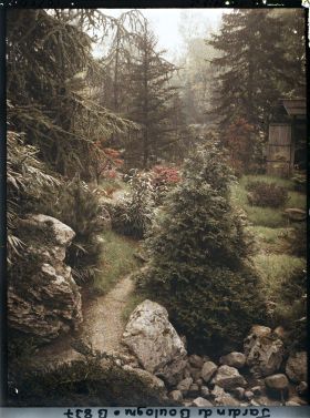 Image représentant Chemin du " sanctuaire japonais " menant par la gauche, à la porte d'accès du " village japonais "