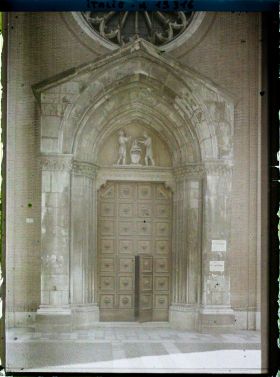 Image représentant Porte de l'église de la Sainte Couronne