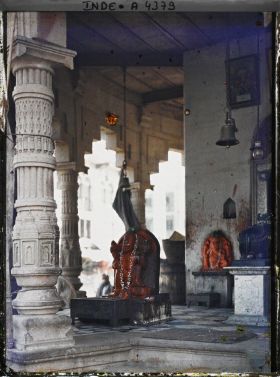 Image représentant Autels dédiés à Hanuman (premier-plan) et à Ganesh (arrière-plan) dans un temple shivaïte