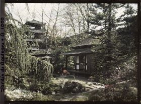 Image représentant Étroit chemin menant à la maison ouest du " village japonais ", puis en direction du jardin anglais