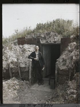 Image représentant France, Tilloy, Le même devant son habitation