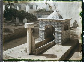 Image représentant La tombe d'un saint personnage dans le cimetière de la mosquée de Sidi Abd-er-Rhamane