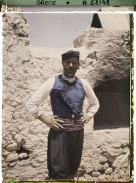 Image représentant Un Crétois à gilet croisé et brodé bleu