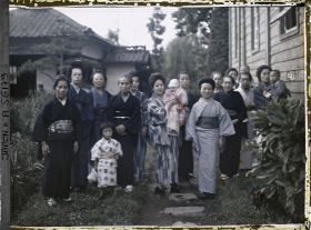 Image représentant Catholiques réunis dans l'enceinte de la Mission pour fêter le troisième mois d'un bébé