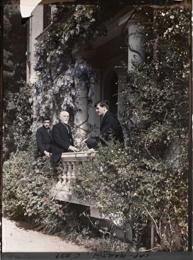Image représentant Trois invités d'Albert Kahn sur le perron de la villa (dont deux sont sans doute des étudiants)