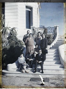 Image représentant Les époux Quigrat, intendants du domaine d'Albert Kahn, avec le prince et la princesse de Corée invités par Albert Kahn (avec leur suite, assise)