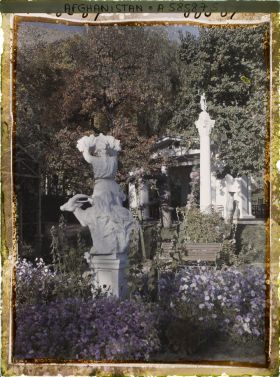 Image représentant Dans le Jardin du Palais royal (Bâlâ Bagh, "jardin d'en haut"), le rond-point devant le pavillon